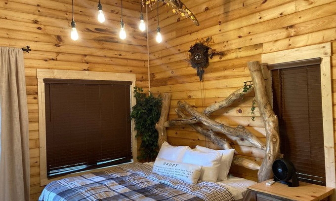 Nixa Cabin | Treehouse cabin-unique stay-convenient location yet very secluded atmosphere
