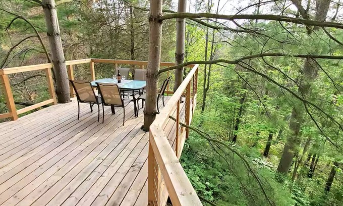 Lincoln Cabin | Treehouse Whispering Pines