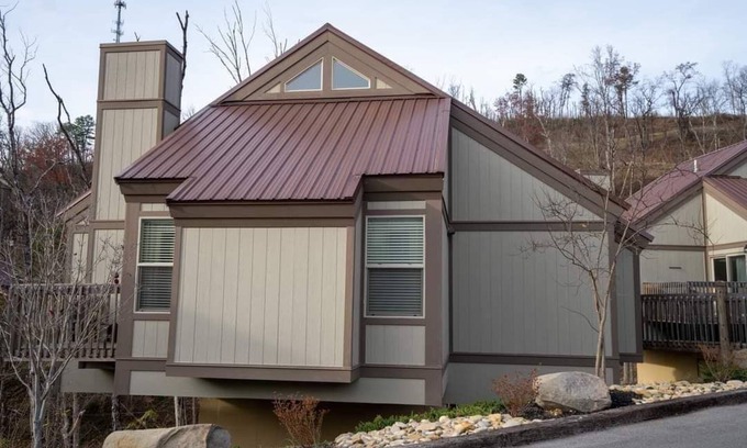 Gatlinburg Resort | Treetops Resort Lofts-Smokey Mtns/Gatlinburg.King Suite,Queen Bedroom 2 Twin