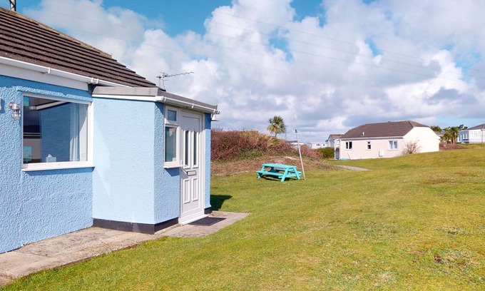 Hayle Cottage | Trefusis offers a comfortable, modern, well equipped and broadband connected beachside escape