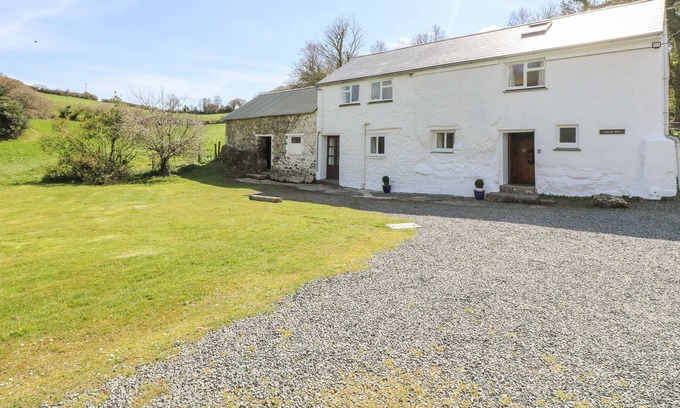 Helford Passage House | TREGITHEY BARN, family friendly, with open fire in Manaccan