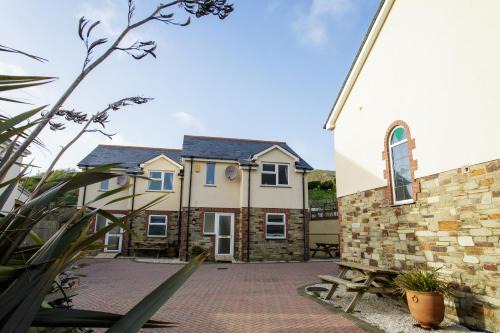 Newquay Villa | Tregurrian Villas