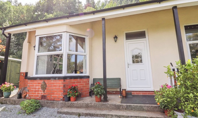 Conwy House | TREM Y DON, pet friendly, with hot tub in Dolgarrog