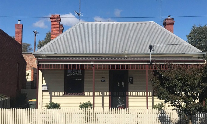 Golden Point House | 'Trendy Inner City Cottage with all the modern conveniences - Central Cottage'