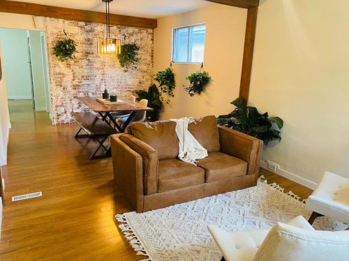 Sunnyside Apartment | Trendy Kensington 3 min Walk Backyard AC Garage