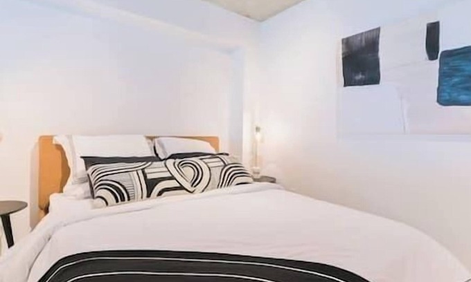 East Village Apartment | Trendy Loft | Downtown | UG Park | Sofa Bed