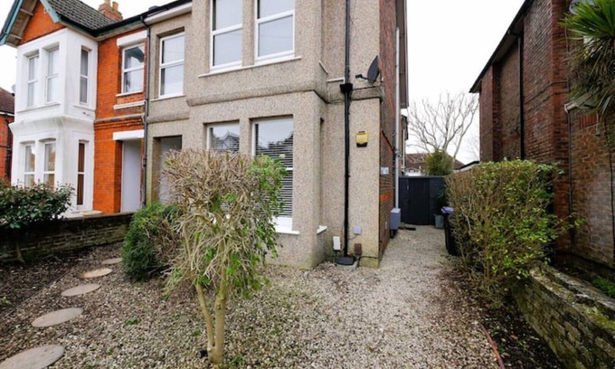 Worthing Apartment | Trendy quirky ground floor Victorian garden flat
