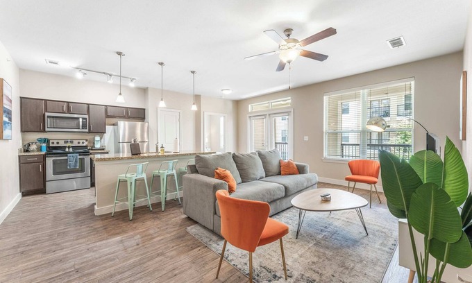 Pleasant Valley Apartment | Trendy SoCo 2BR King Suite w/GymPickleballLaundry