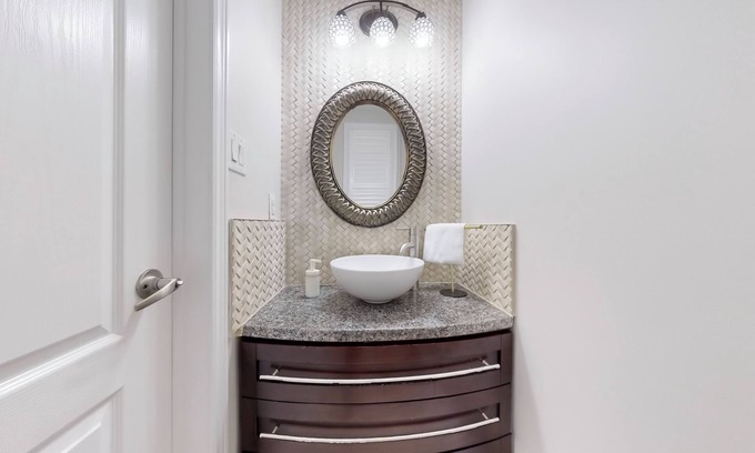 Brampton House | Trendy Urban Refuge ~ Cozy & Relaxing ~ Brampton