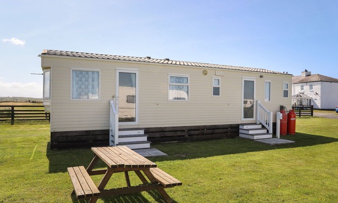 Caergeiliog Cottage | TREWAN CHALET, pet friendly, with a garden in Rhosneigr