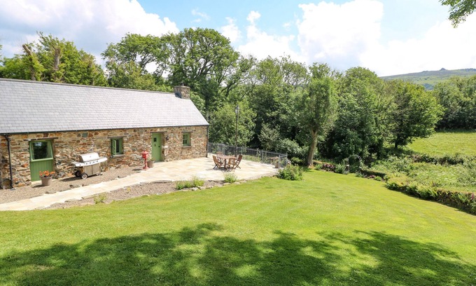 Dinas Cross House | TREWRACH COTTAGE, pet friendly, with open fire in Dinas Cross