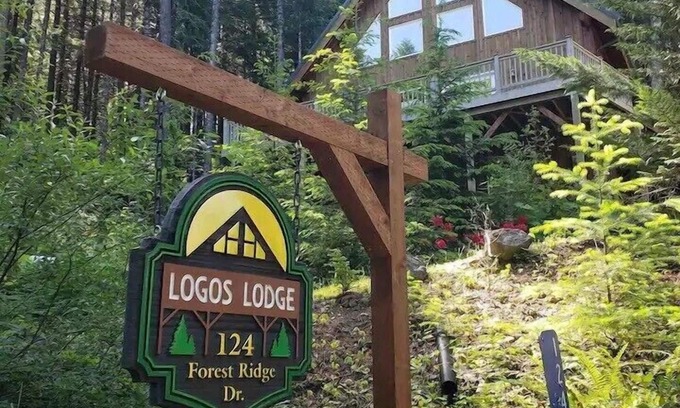 Packwood Cabin | Tri-level, 10-guest, 4 bedroom, 2 bathroom home with hot tub and game room.