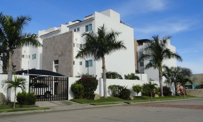 Flamingos House | Tri-Level Townhouse, walking distance to the Beach!