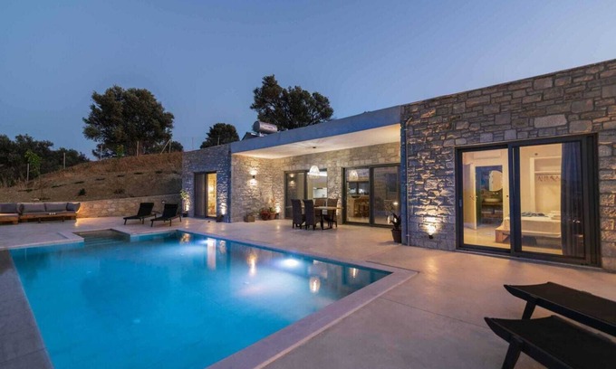 Sivas Villa | Triades Villas 2, Traumhafte Natursteinvilla mit Salzwasserpool, Ruhige Umgebung