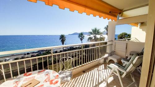 La Croix des Gardes Apartment | Trident A