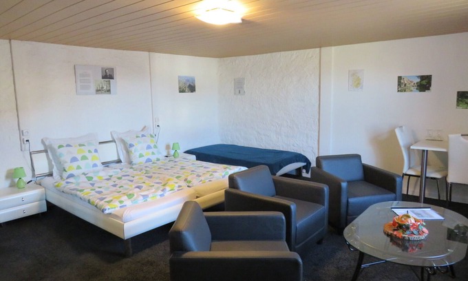 Anjeux Bed & Breakfast | Triple room-Basic-Ensuite-Jura