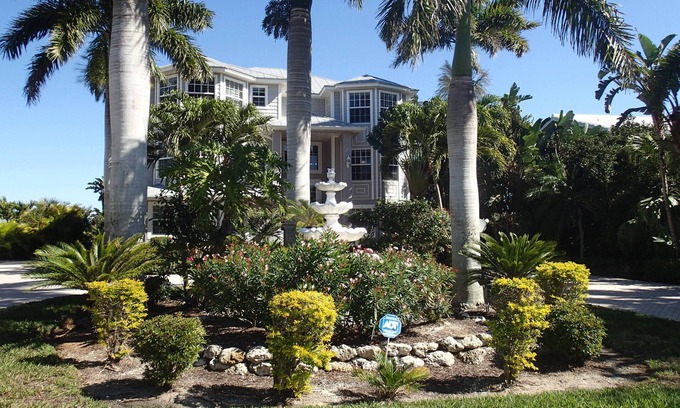 Mid Island House | Tropical breezes, dolphins, sea birds, fragrant flowers, and expansive bay views