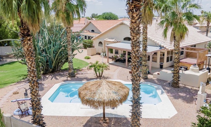 Crystal Creek House | ☀️🌵Tropical Desert Oasis. HEATED Pool & Spa no charge. Private, large yard 🌴🏜