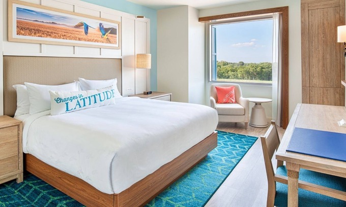 I-435 West KC-KS Hotel | Tropical-Inspired Guest Suite With Stylish Swimming Pool Near Kansas Speedway