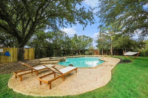 Flower Mound House | Tropical Pool Oasis - 5 BR Foosbal Cinema