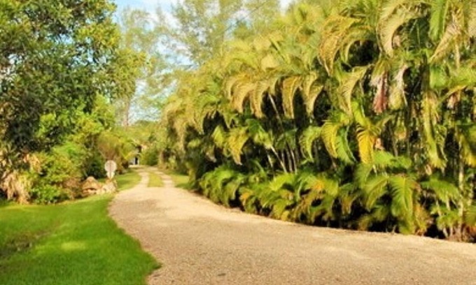 Sanibel House | Tropical Sanibel cottage, walk to beach, pet friendly! New 2026 availability!