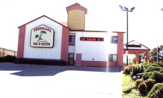 Northwest Dallas Hotel | Tropicana Inn and Suites