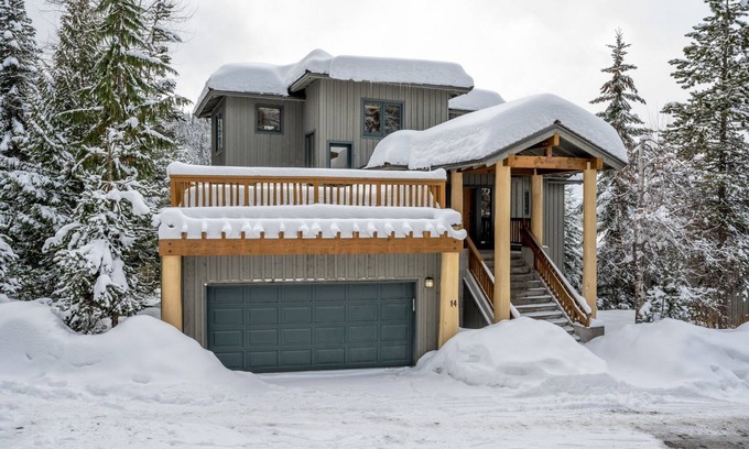 Nordic Estates House | True SKI IN/OUT | Luxury 6BR | Hot Tub | Sauna | Media Room | Garage | Managed By Aloha Whistler