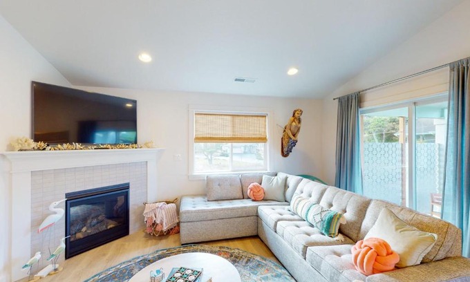 Lincoln City House | Turquoise Dreams