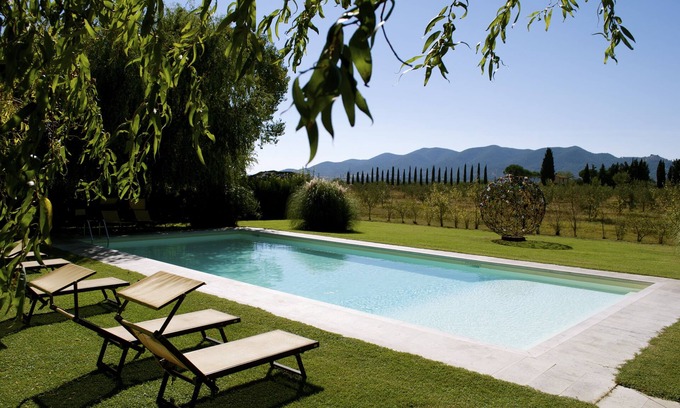 Montorsaio Apartment | Tuscan farmhouse between nature and contemporary art