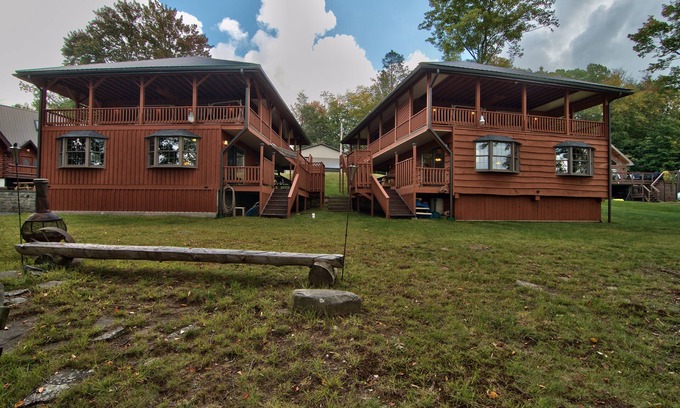 White Mills Cottage | Twin Cottages on Lake Wallenpaupack – Your Glamping Getaway - Sleeping 14 - 20