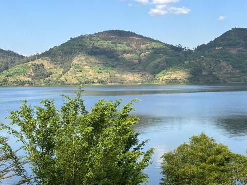 Ruhondo Boat Rental | Twin Lakes Rwanda Boat Tours