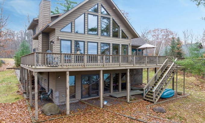 Stone Lake Cabin | Twin Pines: Dog-Friendly Lakefront Cabin w/Private Dock & Kayaks