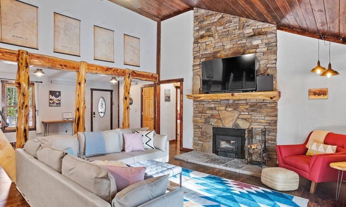 Custer Cabin | Twin Sisters Court · ★Tatanka Hideaway★Hot Tub★Pool-Table★Massive Space