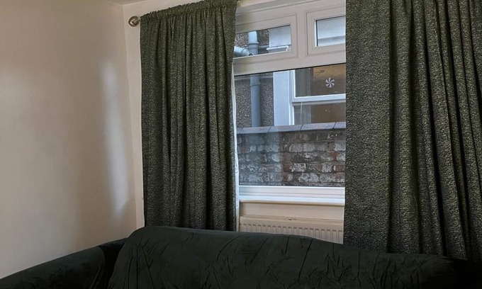 Grimsby House | two bed, close to beach , football stadium and hospital