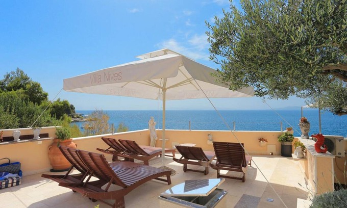 Businci Apartment | Two bedroom apartment near beach Rastići, Čiovo (A-5234-a)