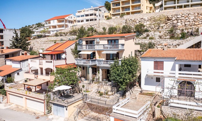 Drage Apartment | Two bedroom apartment with balcony and sea view Drage, Biograd (A-19189-c)