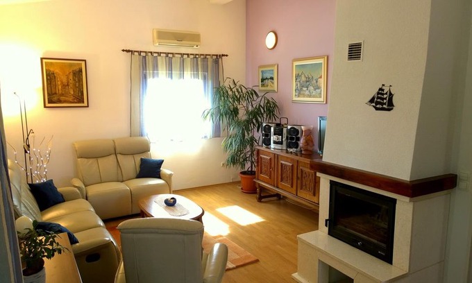 Gornje Selo Apartment | Two bedroom apartment with air-conditioning Gornje selo (Šolta) (A-14862-a)