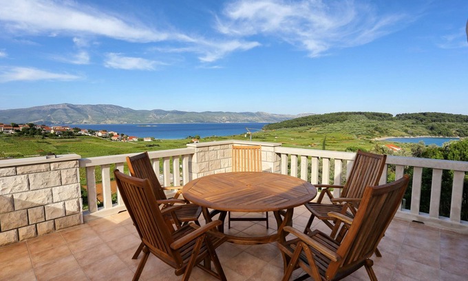 Lumbarda Apartment | Two bedroom apartment with terrace and sea view Lumbarda, Korčula (A-4370-a)