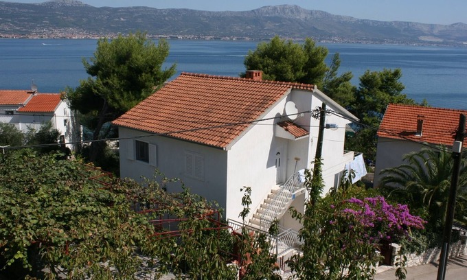 Municipality of Trogir Apartment | Two bedroom apartment near beach Slatine, Čiovo (A-6888-a)