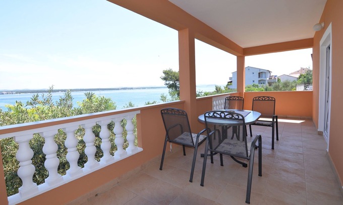 Tkon Apartment | Two bedroom apartment near beach Tkon, Pašman (A-16589-a)