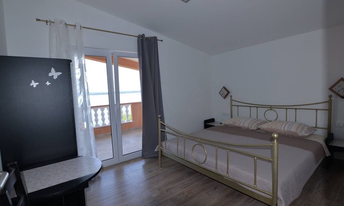 Tkon Apartment | Two bedroom apartment near beach Tkon, Pašman (A-16589-b)
