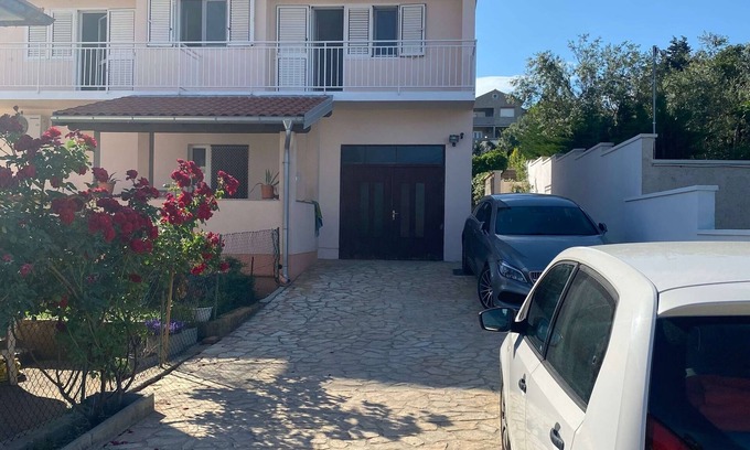 Preko Apartment | Two bedroom apartment with balcony and sea view Preko, Ugljan (A-23327-b)