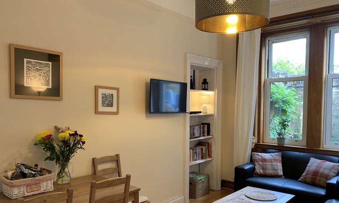 Edinburgh Apartment | Two bedroom Edinburgh city flat on ground floor, free wifi