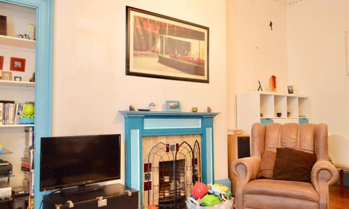 Edinburgh Apartment | Two Bedroom Flat in Meadowbank Sleeps 4