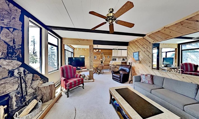 Mammoth Lakes Apartment | Two Bedroom Units at 1849 Condos with 3 Hot Tubs & Slopeside