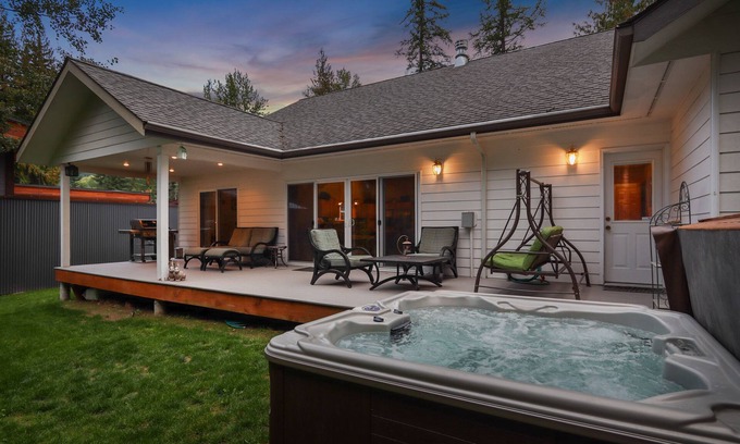 Sagle House | Two Custom Waterfront Adjoining Homes sleep 36 people- Great for large groups!