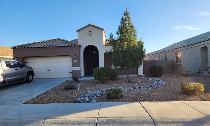 Glendale House | Two minutes from State Farm Stadium and Tanger outlets!