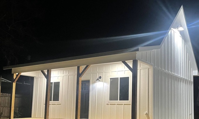 Mead Cabin | TWO PEAKS-North:NEW modern cabin-vaulted wood ceiling-Lake Texoma- AWESOME RATES