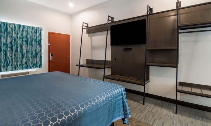 Forest Hill Hotel | Two Queen Room at Scottish Inns-Forest Hill, Convenient Location Near I-20