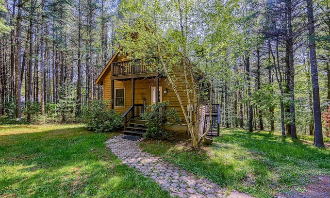 North Glade Hills House | Two-story cottage near the lake with a firepit, wood stove, & washer/dryer